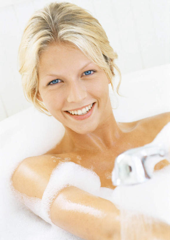 西方人,脸,头,脸颊,一个人,坐,笑,微笑,露齿笑,竖图,室内,特写,白天,正面,洗澡,冲洗,卫生间,浴室,欧洲,欧洲人,仅一个年轻女性,仅一个女性,仅一个人,朦胧,模糊,泡沫,注视,裸露,肩膀,泡泡,浴缸,观察,看,观看,察看,关注,裸,年轻女性,女人,女性,白种人,头部,脸部,脸蛋,面部,淋浴房,坐着,半身,彩图,沐浴,冲凉房,沐浴间,沐浴室