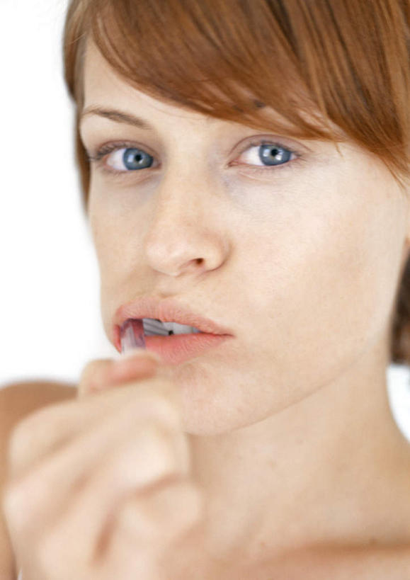 西方人,脸,头,脸颊,牙齿,一个人,站,竖图,室内,特写,白天,白色背景,正面,欧洲,欧洲人,仅一个年轻女性,仅一个女性,仅一个人,牙刷,拿,拿着,注视,干净,刷牙,肩膀,观察,看,清洁,站着,洗漱,摄影,影棚,观看,察看,关注,年轻女性,女人,女性,白种人,头部,齿,脸部,脸蛋,面部,牙,牙龈,站立,半身,彩图,影棚拍摄,拍摄