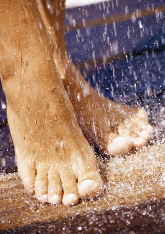 西方人,腿部,脚,脚趾,脚趾甲,腿,一个人,站,竖图,俯视,室外,特写,白天,洗澡,冲洗,地板,欧洲,欧洲人,仅一个年轻女性,仅一个女性,仅一个人,阴影,飞溅,朦胧,模糊,溅,光线,液体,影子,地面,木地板,阳光,站着,赤脚,喷洒,年轻女性,女人,女性,白种人,脚指甲,站立,半身,彩图,高角度拍摄,沐浴