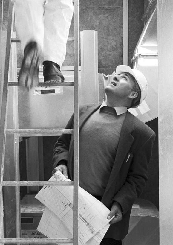 西方人,一个人,工程师,建筑工人,建筑师,工厂,站,竖图,黑白,室内,白天,正面,工作服,制服,欧洲,欧洲人,仅一个男性,仅一个人,仅一个中年男性,注视,看,站着,关注,工作制服,男人,男性,中年男性,白种人,技师,建筑工,建筑设计师,抬头,仰头,站立,半身,工作套服,工地