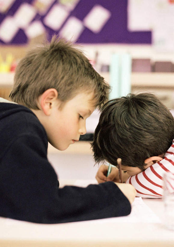 西方人,儿童,两个人,伙伴,朋友,坐,说,竖图,室内,特写,白天,友谊,纯洁,欧洲人,朦胧,模糊,注视,小孩,背面,观察,看,可爱,童年,童趣,观看,察看,关注,童真,烂漫,无邪,交流,天真,友情,男孩,男人,男性,女孩,女人,女性,白种人,孩子,沟通,讲话,交谈,说话,谈话,坐着,半身,彩图,男生,女生