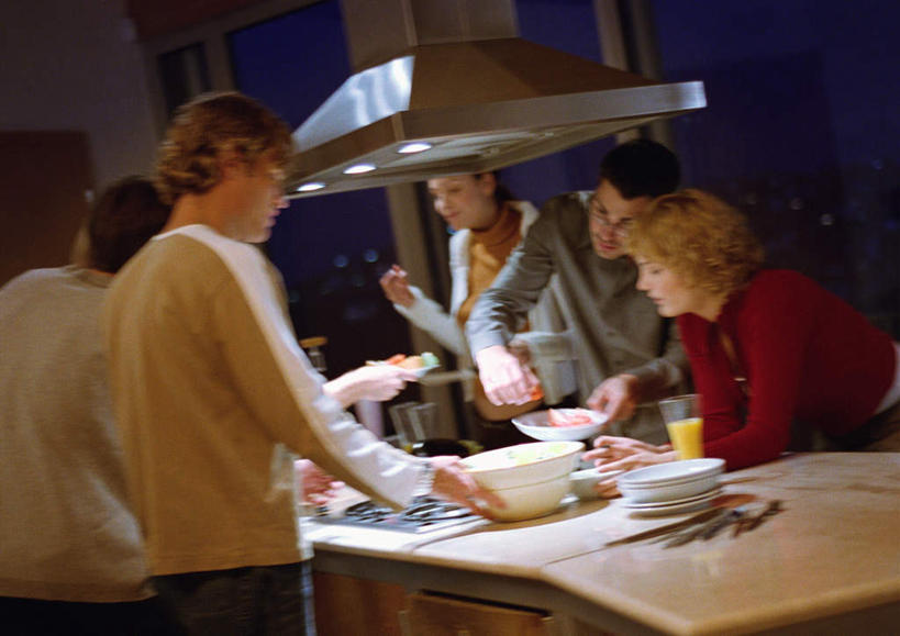 西方人,伙伴,朋友,站,横图,室内,白天,侧面,友谊,餐桌,厨房,窗户,桌子,餐具,欧洲,欧洲人,服装,朦胧,模糊,电器,许多人,拿,拿着,注视,休闲装,玻璃窗,相视,衣服,碗,观察,看,站着,一群人,休闲,面对面,休闲服,恋人,服饰,餐台,油烟机,观看,对视,察看,家电,关注,相对,相看,友情,男人,男性,年轻男性,年轻女性,女人,女性,白种人,情侣,进餐用具,烹调用具,站立,半身,彩图,灶间