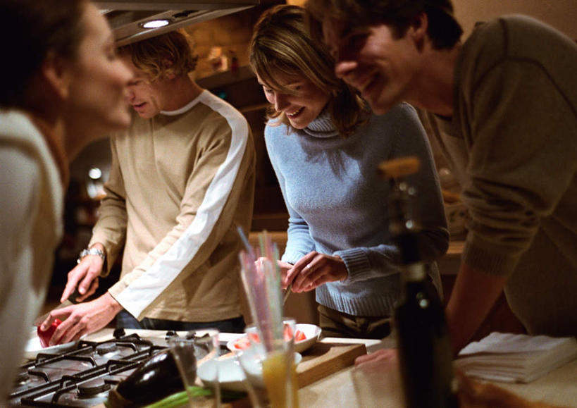 西方人,四个人,伙伴,朋友,站,横图,室内,白天,正面,友谊,餐桌,桌子,餐具,欧洲,欧洲人,服装,朦胧,模糊,煤气灶,灯光,拿,拿着,注视,休闲装,顶灯,灯,衣服,灯具,碗,观察,看,站着,休闲,休闲服,恋人,服饰,餐台,观看,察看,照明设备,关注,友情,男人,男性,年轻男性,年轻女性,女人,女性,白种人,情侣,进餐用具,烹调用具,站立,半身,彩图