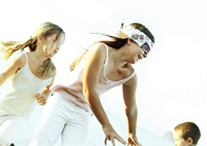 西方人,儿童,眼睛,三个人,伙伴,朋友,站,伸展双臂,横图,室外,白天,仰视,游戏,友谊,纯洁,欧洲,欧洲人,服装,玩,注视,休闲装,娱乐,小孩,衣服,观察,看,站着,休闲,休闲服,眼罩,可爱,童年,童趣,益智,遮,服饰,观看,活动,察看,遮挡,捉迷藏,发泄,关注,消遣,智力,童真,烂漫,无邪,遮盖,遮蔽,宣泄,天真,友情,男孩,男人,男性,女孩,女人,女性,白种人,孩子,敞开双臂,伸开双臂,玩耍,嬉戏,展开双肩,站立,张开手臂,张开双臂,半身,彩图,低角度拍摄,男生,女生