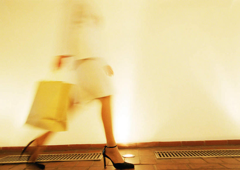 西方人,一个人,站,横图,室内,白天,仰视,购物,度假,消费,道路,路,公路,袋子,鞋子,欧洲,欧洲人,仅一个年轻女性,仅一个女性,仅一个人,包装袋,手提袋,购物袋,交通,拿,拿着,注视,娱乐,黑色,观察,看,站着,享受,休闲,放松,金融,观看,察看,购买,关注,贸易,年轻女性,女人,女性,白种人,马路,站立,半身,彩图,低角度拍摄,皮鞋,逛街