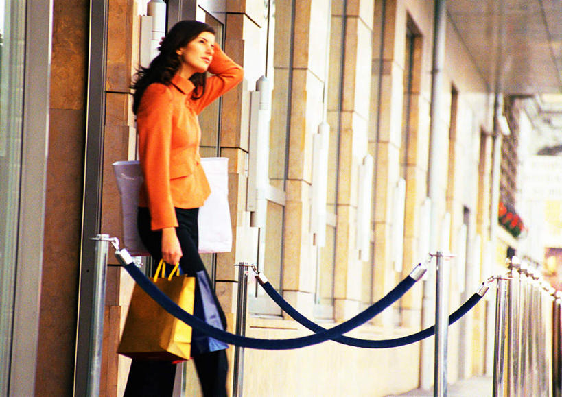 西方人,一个人,商店,栏杆,站,横图,室外,白天,侧面,购物,度假,消费,袋子,欧洲,欧洲人,仅一个年轻女性,仅一个女性,仅一个人,服装,包装袋,手提袋,围栏,购物袋,拿,拿着,注视,休闲装,娱乐,护栏,衣服,观察,看,站着,享受,休闲,休闲服,放松,金融,百货,服饰,观看,察看,购买,关注,贸易,百货公司,年轻女性,女人,女性,白种人,站立,半身,彩图,逛街,购物商场,购物中心