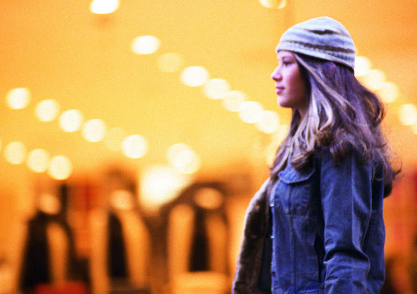 西方人,一个人,商店,站,横图,室外,白天,仰视,购物,度假,帽子,欧洲,欧洲人,仅一个年轻女性,仅一个女性,仅一个人,朦胧,模糊,灯光,注视,娱乐,顶灯,灯,灯具,观察,看,站着,享受,休闲,放松,金融,百货,观看,察看,绒线帽,照明设备,关注,贸易,百货公司,年轻女性,女人,女性,白种人,站立,半身,彩图,低角度拍摄,逛街,购物商场,购物中心