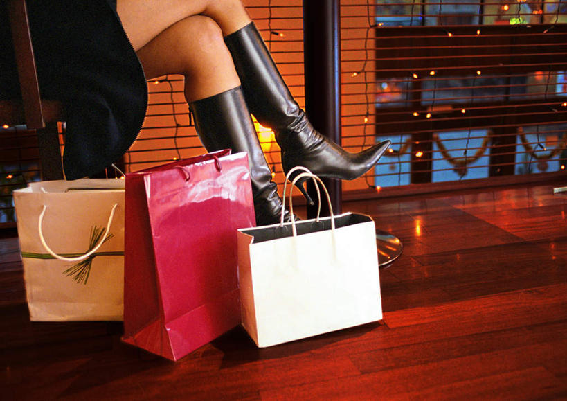 西方人,一个人,商店,坐,横图,室内,白天,正面,购物,度假,消费,沙发,袋子,鞋子,欧洲,欧洲人,仅一个年轻女性,仅一个女性,仅一个人,包装袋,手提袋,灯光,购物袋,地面,二郎腿,注视,娱乐,靴子,顶灯,灯,三个,灯具,观察,看,享受,休闲,放松,金融,百货,观看,察看,照明设备,购买,关注,贸易,百货公司,年轻女性,女人,女性,白种人,坐着,半身,彩图,逛街,购物商场,购物中心,皮沙发