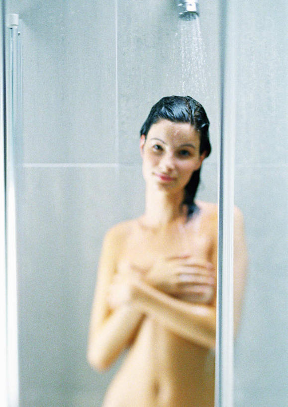 西方人,一个人,站,笑,微笑,竖图,室内,白天,正面,洗澡,卫生间,浴室,欧洲,欧洲人,仅一个年轻女性,仅一个女性,仅一个人,淋浴,注视,裸露,花洒,莲蓬头,观察,看,站着,赤裸,观看,察看,关注,裸,喷雾头,年轻女性,女人,女性,白种人,淋浴房,站立,半身,彩图,冲凉,冲凉房,沐浴间,沐浴室