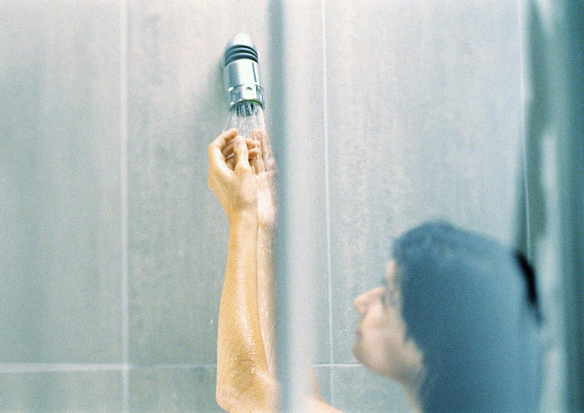 西方人,一个人,站,举,横图,室内,特写,白天,侧面,洗澡,卫生间,浴室,欧洲,欧洲人,仅一个年轻女性,仅一个女性,仅一个人,淋浴,注视,裸露,花洒,莲蓬头,观察,看,托,站着,赤裸,观看,察看,关注,裸,喷雾头,年轻女性,女人,女性,白种人,淋浴房,举起,举手,举着,抬头,向上举,向上伸,向上托,仰头,站立,半身,彩图,冲凉,冲凉房,沐浴间,沐浴室