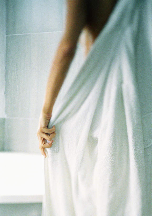 西方人,一个人,站,竖图,室内,白天,浴袍,洗澡,卫生间,浴室,欧洲,欧洲人,仅一个年轻女性,仅一个女性,仅一个人,淋浴,朦胧,模糊,注视,裸露,背面,观察,看,站着,赤裸,观看,察看,关注,裸,年轻女性,女人,女性,白种人,淋浴房,站立,半身,彩图,汤帷子,浴衣,冲凉,冲凉房,沐浴间,沐浴室