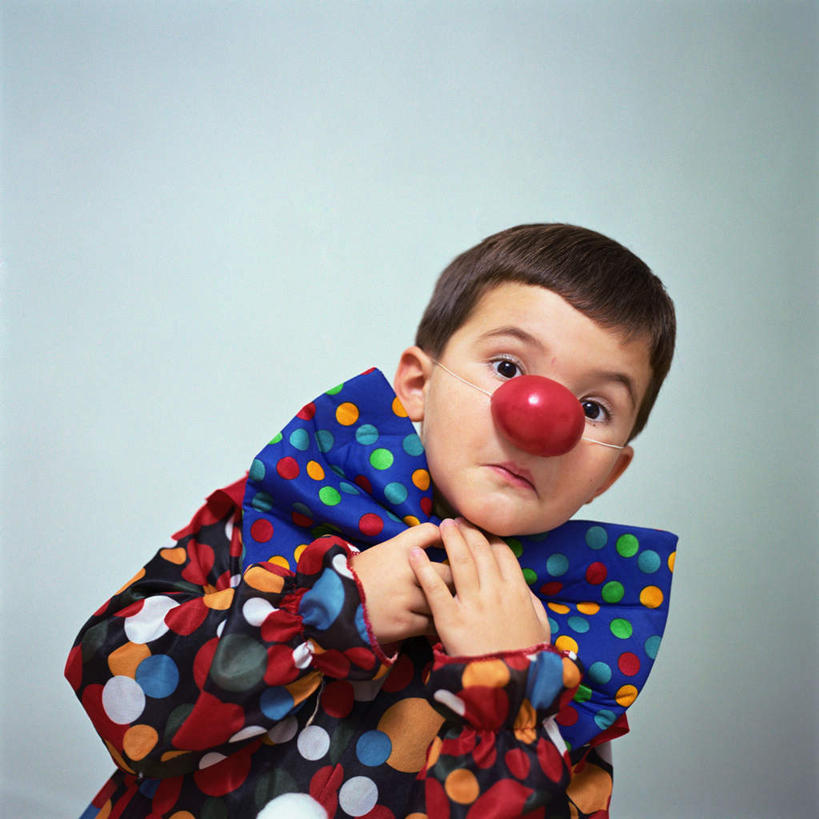 西方人,儿童,一个人,小丑,站,双手交叉,方图,室内,白天,白色背景,正面,游戏,纯洁,欧洲,欧洲人,仅一个男性,仅一个人,玩,注视,娱乐,小孩,观察,看,站着,仅一个小孩,休闲,可爱,童年,童趣,摄影,影棚,观看,活动,察看,双手抱胸,关注,角色扮演,童真,烂漫,无邪,小丑鼻,小丑服,天真,男孩,男人,男性,白种人,孩子,丑角,玩耍,站立,半身,彩图,影棚拍摄,拍摄,男生