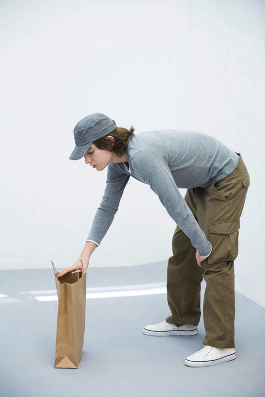 西方人,一个人,竖图,室内,白天,白色背景,侧面,购物,消费,袋子,帽子,欧洲,欧洲人,仅一个男性,仅一个人,弯腰,服装,包装袋,手提袋,购物袋,休闲装,运动帽,仅一个年轻男性,衣服,休闲,休闲服,鸭舌帽,金融,服饰,购买,贸易,男人,男性,年轻男性,白种人,彩图,全身