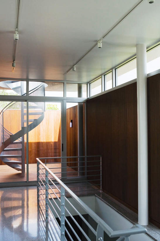 无人,栏杆,竖图,室内,白天,正面,办公楼,窗户,楼梯,落地窗,门,写字楼,朦胧,模糊,扶手,阶梯,墙,灯光,护栏,顶灯,玻璃窗,墙壁,墙面,台阶,灯,灯具,门框,商务楼,照明设备,彩图,大楼