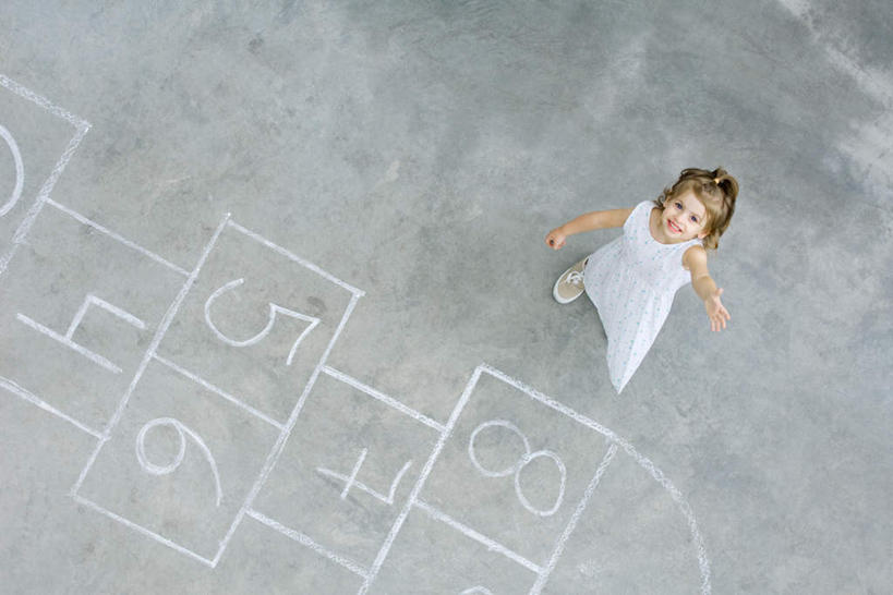 西方人,儿童,一个人,站,跳,笑,微笑,露齿笑,横图,俯视,室内,白天,游戏,纯洁,欧洲,欧洲人,仅一个女性,仅一个人,服装,地面,玩,注视,休闲装,娱乐,小孩,衣服,看,站着,仅一个小孩,休闲,休闲服,可爱,童年,童趣,服饰,跳房子,关注,童真,烂漫,无邪,天真,女孩,女人,女性,白种人,孩子,抬头,跳跃,玩耍,嬉戏,仰头,彩图,高角度拍摄,全身,女生