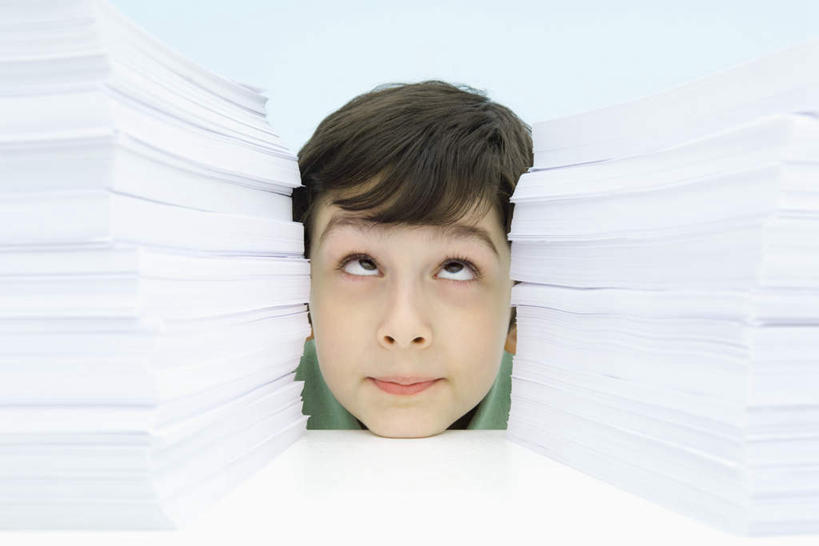 西方人,儿童,脸,头,脸颊,一个人,坐,横图,室内,特写,白天,正面,看书,阅读,纯洁,桌子,书籍,欧洲,欧洲人,仅一个男性,仅一个人,学习,服装,注视,休闲装,书桌,肩膀,小孩,衣服,课桌,书本,观察,看,仅一个小孩,休闲,休闲服,可爱,童年,童趣,读书,浏览,服饰,观看,察看,关注,童真,烂漫,无邪,天真,男孩,男人,男性,白种人,孩子,头部,脸部,脸蛋,面部,书,图书,坐着,半身,彩图,男生,翻白眼