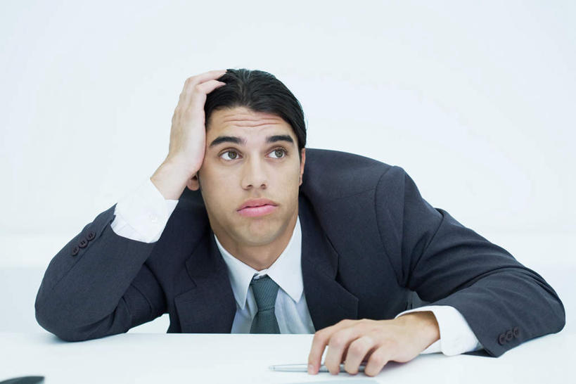 西方人,一个人,商务人士,商务男性,坐,举,横图,室内,白天,白色背景,正面,衬衫,西装,桌子,椅子,欧洲,欧洲人,仅一个男性,仅一个人,握,套装,正装,笔,办公桌,注视,职业装,仅一个年轻男性,观察,看,托,握着,摄影,影棚,观看,察看,关注,走神,商务装,工薪阶层,男人,男性,年轻男性,白种人,白领,上班族,举起,举手,举着,向上举,向上伸,向上托,坐着,半身,彩图,影棚拍摄,衬衣,拍摄