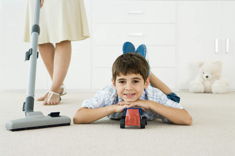 西方人,儿童,两个人,家庭,母亲,儿子,站,笑,微笑,露齿笑,横图,室内,白天,白色背景,正面,柜子,玩具,欧洲,欧洲人,撑,服装,拿,拿着,托腮,注视,休闲装,小孩,衣服,衣橱,观察,看,趴着,托,站着,休闲,温暖,温馨,母子,一家人,休闲服,吸尘器,母爱,服饰,毛绒玩具,观看,和睦,察看,关注,托下巴,更衣橱,男孩,男人,男性,年轻女性,女人,女性,白种人,孩子,趴,半身,彩图,融洽,男生