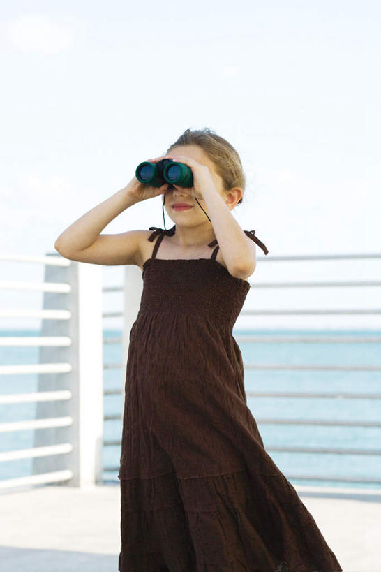 西方人,儿童,一个人,站,捧,竖图,室外,白天,正面,欧洲,欧洲人,仅一个女性,仅一个人,服装,望远镜,注视,休闲装,小孩,衣服,观察,看,站着,仅一个小孩,休闲,休闲服,服饰,观看,察看,关注,远视镜,瞭望镜,女孩,女人,女性,白种人,孩子,端,端着,捧着,手捧,站立,半身,彩图,光学仪器,千里镜,女生