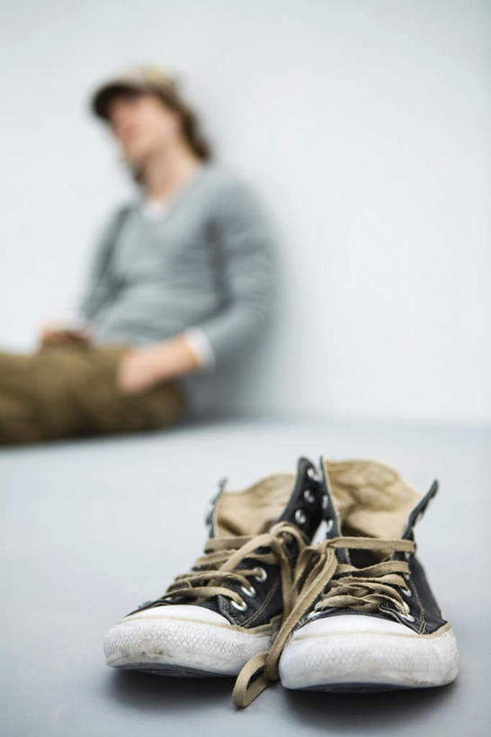 西方人,一个人,坐,竖图,室内,特写,白天,正面,鞋子,欧洲,欧洲人,仅一个男性,仅一个人,一双,服装,朦胧,模糊,瓷砖,地砖,墙,地面,注视,休闲装,墙壁,墙面,仅一个年轻男性,衣服,观察,看,靠墙,休闲,休闲服,服饰,观看,帆布鞋,休闲鞋,察看,关注,男人,男性,年轻男性,白种人,坐着,半身,彩图