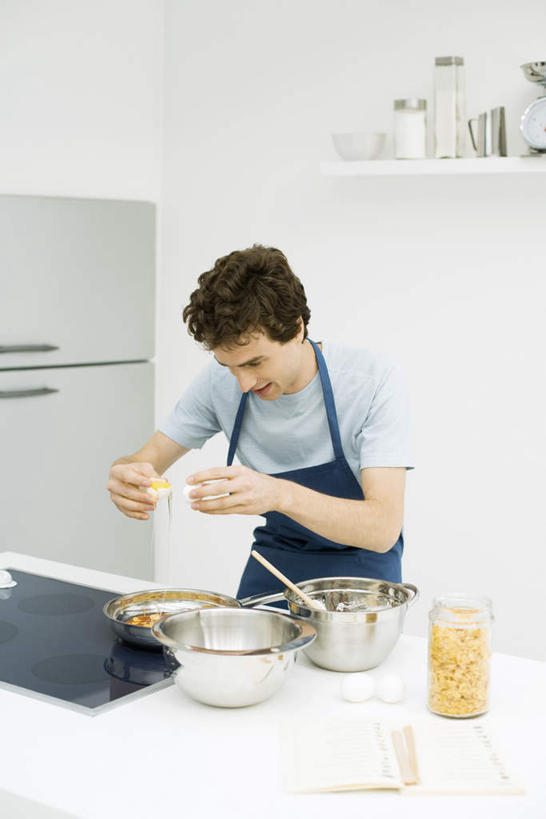 西方人,一个人,站,竖图,室内,白天,白色背景,正面,烹饪,柜子,餐具,欧洲,欧洲人,仅一个男性,仅一个人,仅一个中年男性,煮,冰箱,墙,调料,调味品,调味料,注视,休闲装,墙壁,墙面,橱柜,观察,看,站着,休闲,休闲服,观看,察看,关注,男人,男性,中年男性,白种人,进餐用具,烹调用具,站立,半身,彩图