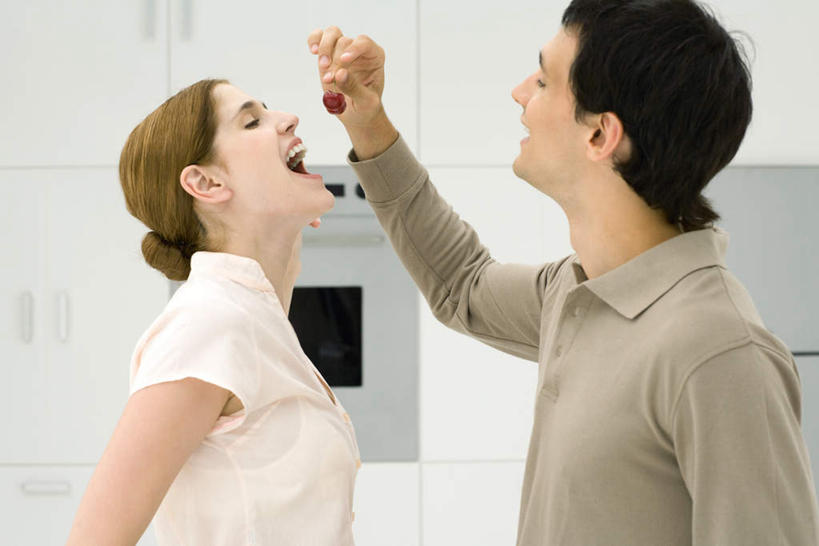 西方人,两个人,夫妻,站,横图,室内,白天,侧面,爱情,厨房,柜子,樱桃,水果,欧洲,欧洲人,新鲜,生食,食品,果实,浪漫,拿,拿着,注视,相视,食物,橱柜,观察,看,站着,张嘴,面对面,恩爱,喂,恋人,有机食品,绿色食品,观看,对视,察看,关注,相对,张大嘴巴,相看,男人,男性,年轻男性,年轻女性,女人,女性,白种人,情侣,张开嘴,樱珠,莺桃,英桃,楔桃,牛桃,荆桃,站立,半身,彩图,灶间,伴侣