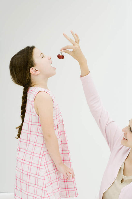 西方人,儿童,两个人,家庭,母亲,女儿,站,竖图,室内,白天,白色背景,侧面,樱桃,水果,欧洲,欧洲人,新鲜,墙,生食,食品,果实,注视,墙壁,墙面,食物,两个,小孩,白色,观察,看,站着,张嘴,温暖,温馨,母女,一家人,母爱,喂,有机食品,绿色食品,观看,和睦,察看,关注,张大嘴巴,女孩,女人,女性,白种人,孩子,张开嘴,樱珠,莺桃,英桃,楔桃,牛桃,荆桃,站立,半身,彩图,融洽,女生