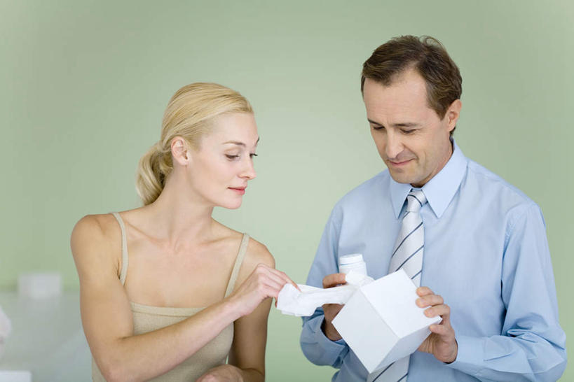 西方人,两个人,家庭,夫妻,商务人士,商务男性,站,横图,室内,白天,正面,衬衫,爱情,欧洲,欧洲人,握,绿色背景,套装,餐巾纸,领带,浪漫,拿,拿着,注视,纸巾盒,纸巾,观察,看,站着,温暖,温馨,一家人,恩爱,握着,恋人,摄影,影棚,观看,抽,和睦,察看,关注,商务装,工薪阶层,男人,男性,女人,女性,中年男性,中年女性,白种人,情侣,白领,上班族,站立,半身,彩图,影棚拍摄,衬衣,拍摄,伴侣,融洽