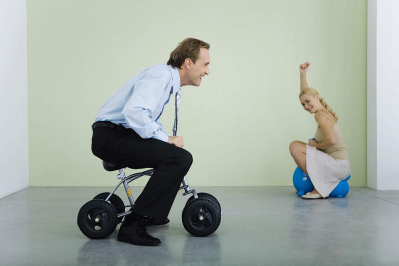 西方人,两个人,家庭,夫妻,笑,微笑,露齿笑,横图,室内,白天,侧面,衬衫,爱情,游戏,欧洲,欧洲人,握,领带,浪漫,拿,玩,拿着,娱乐,车,脚踏车,骑,交通工具,休闲,温暖,温馨,一家人,恩爱,握着,恋人,和睦,儿童玩具,男人,男性,女人,女性,中年男性,中年女性,白种人,情侣,玩耍,嬉戏,彩图,全身,衬衣,伴侣,融洽