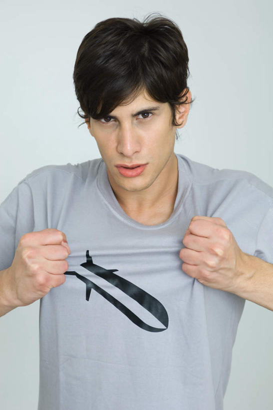 西方人,一个人,站,竖图,室内,白天,白色背景,正面,T恤衫,炸药,欧洲,欧洲人,仅一个男性,仅一个人,握,标志,图案,字符,T恤,注视,休闲装,标识,仅一个年轻男性,观察,看,站着,休闲,休闲服,握着,摄影,影棚,观看,扯,察看,暴力,关注,男人,男性,年轻男性,白种人,甘油炸药,站立,半身,彩图,影棚拍摄,拍摄