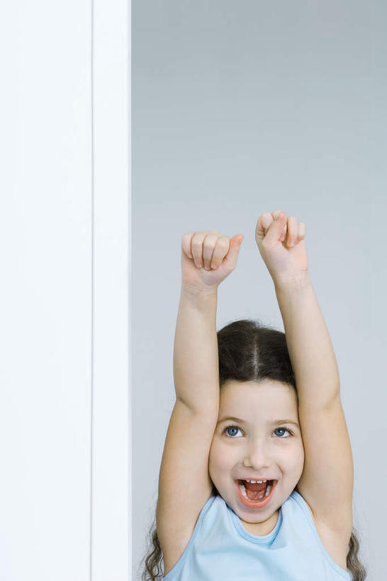 西方人,举,笑,微笑,露齿笑,竖图,室内,白天,正面,游戏,欧洲,欧洲人,伸展,灰色背景,玩,休闲装,娱乐,托,张嘴,休闲,休闲服,伸直,摄影,影棚,张大嘴巴,白种人,张开嘴,举起,举手,举着,玩耍,嬉戏,向上举,向上伸,向上托,半身,彩图,影棚拍摄,拍摄