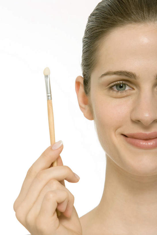 西方人,脸,头,脸颊,一个人,竖图,室内,特写,白天,白色背景,正面,化妆,美容,欧洲,欧洲人,仅一个年轻女性,仅一个女性,仅一个人,护肤,化妆品,保养,享受,休闲,眼线笔,放松,摄影,影棚,养颜,年轻女性,女人,女性,白种人,头部,脸部,脸蛋,面部,半身,彩图,影棚拍摄,拍摄