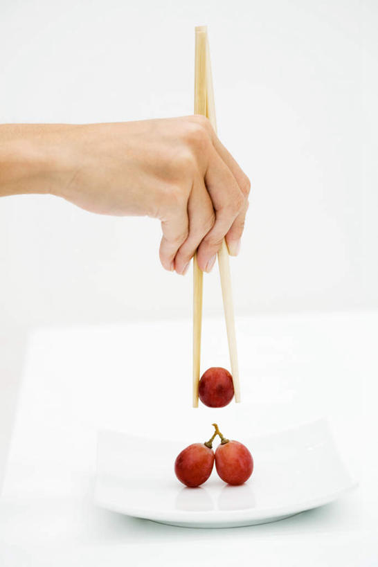 西方人,手,一个人,吃,竖图,俯视,室内,特写,白天,白色背景,筷子,葡萄,水果,欧洲,欧洲人,仅一个年轻女性,仅一个女性,仅一个人,握,新鲜,生食,食品,果实,拿,拿着,食物,盘子,手部,握着,摄影,有机食品,绿色食品,影棚,单手,夹着,年轻女性,女人,女性,白种人,山葫芦,蒲桃,草龙珠,半身,彩图,高角度拍摄,影棚拍摄,拍摄