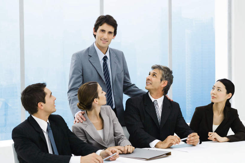 西方人,同事,商务人士,商务男性,办公室,站,坐,笑,微笑,露齿笑,横图,室内,白天,正面,衬衫,成功,合作,团队,集体,信心,窗户,家具,桌子,欧洲,欧洲人,五个人,套装,办公桌,注视,队伍,玻璃窗,观察,看,站着,拍,观看,察看,领导,成就,关注,商务装,合伙,领袖,工薪阶层,办公家具,男人,男性,女人,女性,中年男性,中年女性,白种人,白领,上班族,抬头,仰头,站立,坐着,半身,彩图,衬衣