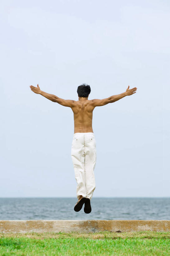 西方人,一个人,跳,竖图,室外,白天,游戏,草地,草坪,海洋,植物,欧洲,欧洲人,仅一个男性,仅一个人,仅一个中年男性,水平线,辽阔,海平线,半空,玩,娱乐,草,背面,绿色,海水,休闲,广阔,半裸,一望无际,海景,无边无际,一马平川,男人,男性,中年男性,白种人,大海,海,跳跃,玩耍,嬉戏,彩图,全身,水天相接,水天一线