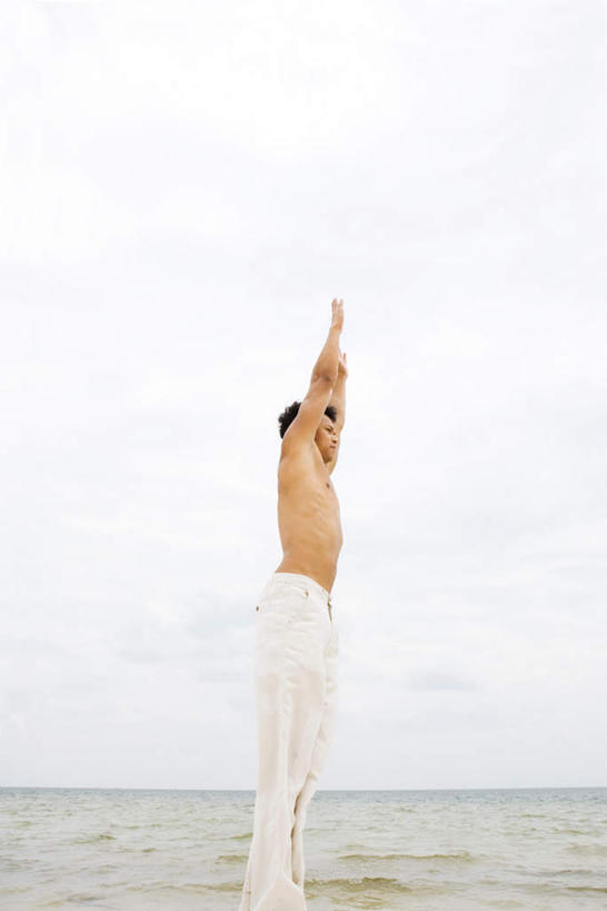 西方人,一个人,举,竖图,室外,白天,侧面,游戏,沙滩,欧洲,欧洲人,仅一个男性,仅一个人,沙子,海岸,水平线,乌云,云,阴天,云朵,辽阔,海平线,沙地,玩,云彩,娱乐,仅一个年轻男性,天空,天,托,广阔,半裸,一望无际,昏暗,阴沉,无边无际,一马平川,男人,男性,年轻男性,白种人,海滩,举起,举手,举着,玩耍,嬉戏,向上举,向上伸,向上托,半身,彩图,水天相接,水天一线