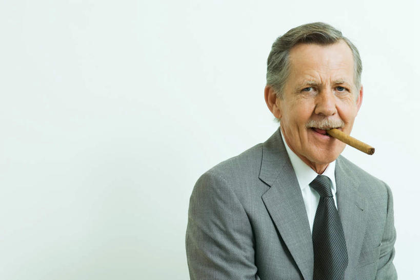 西方人,一个人,商务人士,商务男性,坐,笑,吸烟,微笑,露齿笑,横图,室内,白天,正面,衬衫,欧洲,欧洲人,仅一个男性,仅一个人,套装,注视,观察,看,张嘴,仅一个老年男性,雪茄,观看,察看,叼,关注,商务装,张大嘴巴,工薪阶层,老年男性,男人,男性,白种人,白领,上班族,烟草,张开嘴,抽烟,坐着,半身,彩图,衬衣