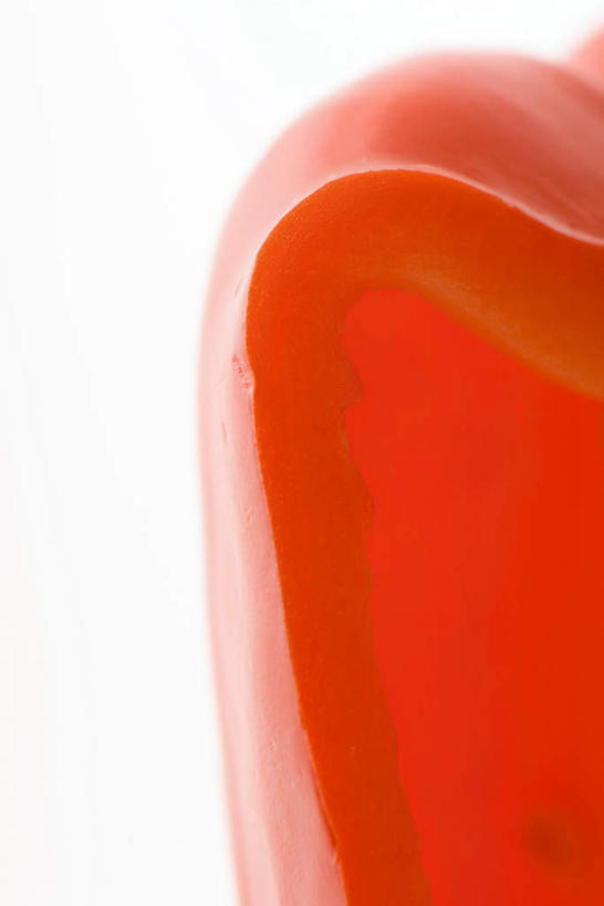 无人,竖图,室内,特写,白天,白色背景,正面,辣椒,蔬菜,切开,新鲜,食品,半个,食物,红色,切,一半,摄影,有机食品,绿色食品,影棚,剖面,切面,辣角,红海椒,大椒,辣虎,广椒,辣子,红辣椒,红椒,海椒,番椒,彩图,影棚拍摄,拍摄