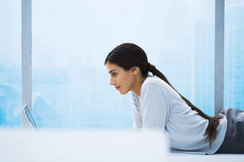 西方人,一个人,躺,横图,室内,白天,侧面,电脑,笔记本电脑,窗户,落地窗,标志建筑,地标,建筑,欧洲,欧洲人,仅一个年轻女性,仅一个女性,仅一个人,网络,建筑群,注视,通讯设备,建设,玻璃窗,观察,看,思考,专注,观看,察看,无线,关注,通信设备,无线网络,无线上网,便携式电脑,卧着,聪明,手提电脑,年轻女性,女人,女性,白种人,躺着,卧,半身,彩图