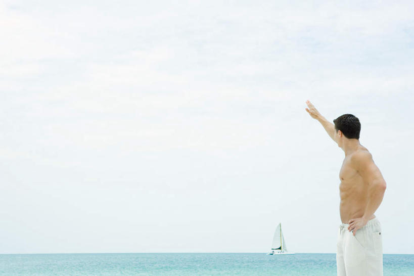 帆船,游泳,西方人,一个人,站,横图,室外,白天,侧面,船,欧洲,欧洲人,仅一个男性,仅一个人,注视,娱乐,手叉腰,裸露,仅一个年轻男性,蓝色,蓝天,天空,交通工具,天,叉腰,观察,看,站着,招手,休闲,抬手,半裸,晴朗,观看,单手,察看,关注,裸,万里无云,男人,男性,年轻男性,白种人,晴空,晴空万里,站立,半身,彩图