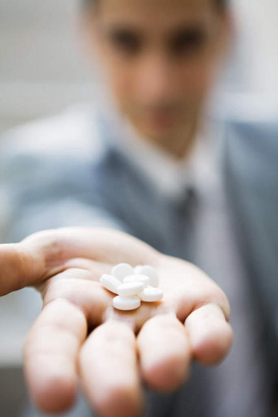 西方人,手,一个人,举,竖图,室内,特写,白天,正面,欧洲,欧洲人,仅一个男性,仅一个人,药,朦胧,模糊,医药,药丸,摊开,胶囊,仅一个年轻男性,托,手部,保健,男人,男性,年轻男性,白种人,举起,举手,举着,向上举,向上伸,向上托,半身,彩图