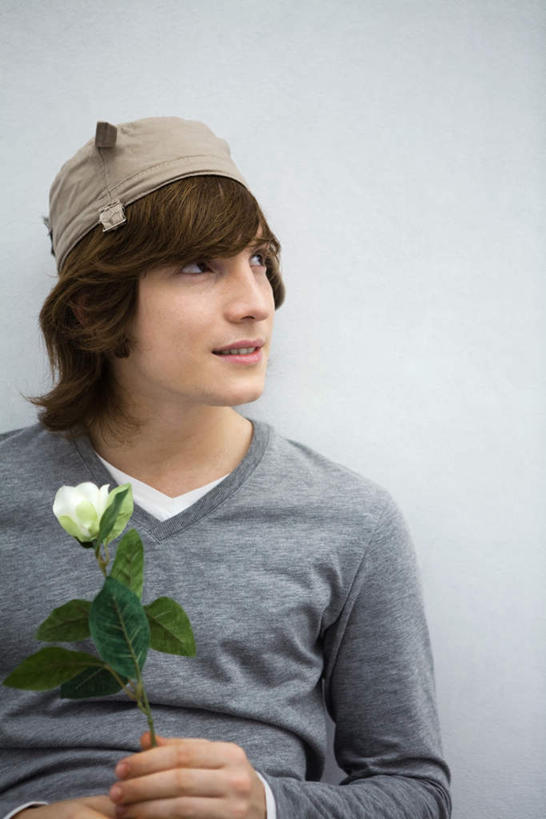 西方人,一个人,坐,笑,微笑,竖图,室内,白天,白色背景,正面,帽子,叶子,欧洲,欧洲人,仅一个男性,仅一个人,握,盛开,拿,花蕾,拿着,远望,注视,运动帽,花,花瓣,花朵,鲜花,仅一个年轻男性,绿色,阳光,花束,花苞,花蕊,观察,看,鸭舌帽,握着,摄影,影棚,观看,察看,关注,男人,男性,年轻男性,白种人,坐着,半身,彩图,影棚拍摄,拍摄