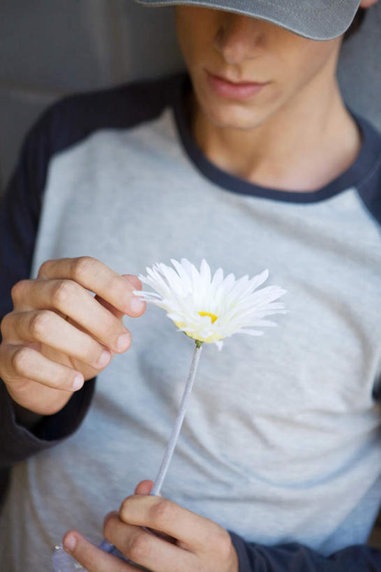 西方人,一个人,竖图,室内,白天,正面,帽子,欧洲,欧洲人,仅一个男性,仅一个人,握,盛开,波斯菊,拿,花蕾,拿着,运动帽,花,花瓣,花朵,鲜花,仅一个年轻男性,阳光,花苞,花蕊,低头,摘,鸭舌帽,菊花,握着,大波斯菊,秋英,男人,男性,年轻男性,白种人,半身,彩图