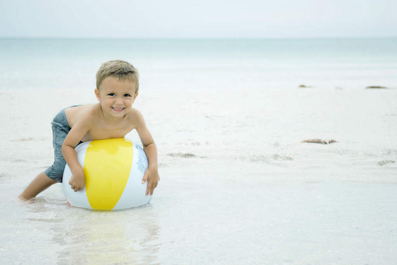 西方人,儿童,一个人,笑,微笑,露齿笑,横图,室外,白天,正面,纯洁,海浪,海洋,沙滩,欧洲,欧洲人,仅一个男性,仅一个人,握,沙子,海岸,浪花,水平线,辽阔,海平线,沙地,拿,拿着,注视,裸露,球,小孩,蓝色,蓝天,天空,海水,充气球,海滩球,天,观察,看,趴着,仅一个小孩,广阔,可爱,童年,童趣,握着,晴朗,观看,一望无际,察看,关注,裸,海景,童真,烂漫,无邪,万里无云,无边无际,一马平川,天真,男孩,男人,男性,白种人,孩子,大海,风浪,海,海水的波动,海滩,近岸浪,涌浪,晴空,晴空万里,趴,彩图,全身,水天相接,水天一线,男生