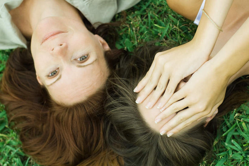 西方人,脸,头,脸颊,手,头发,两个人,母亲,儿子,躺,笑,微笑,横图,俯视,室外,白天,草地,草坪,植物,欧洲,欧洲人,遮脸,注视,草,绿色,观察,看,母子,手部,母爱,遮,观看,察看,遮挡,关注,遮盖,遮蔽,卧着,年轻女性,女人,女性,中年女性,白种人,头部,脸部,脸蛋,面部,躺着,卧,半身,彩图,高角度拍摄