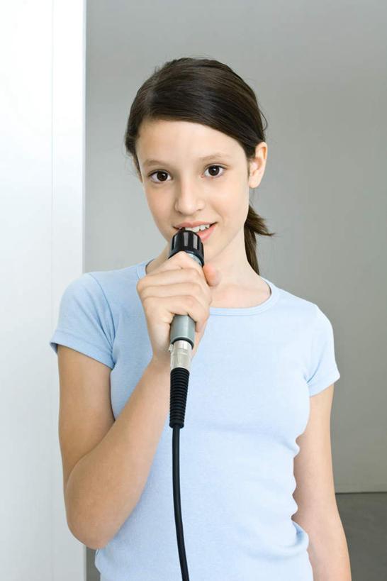 西方人,一个人,歌唱家,站,笑,微笑,竖图,室内,白天,正面,快乐,欧洲,欧洲人,仅一个年轻女性,仅一个女性,仅一个人,握,灰色背景,拿,拿着,注视,观察,看,站着,握着,唱歌,摄影,影棚,观看,察看,麦克风,关注,演唱,年轻女性,女人,女性,白种人,歌手,站立,半身,彩图,影棚拍摄,拍摄