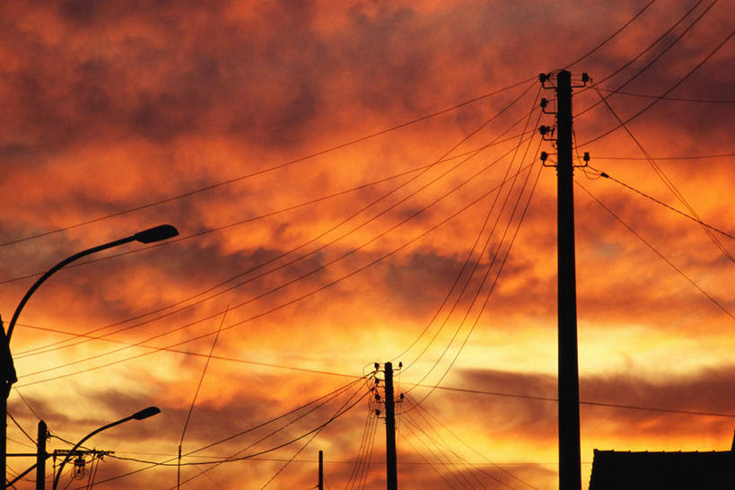 无人,家,横图,室外,白天,仰视,日落,路灯,照明,电线,电线杆,房屋,屋子,晚霞,霞光,云,云朵,灯光,云彩,楼房,住宅,灯,红色,蓝色,白云,蓝天,天空,黄昏,天,彩霞,晴朗,照亮,乱,照明设备,晴空,夕阳,彩图,低角度拍摄,房子