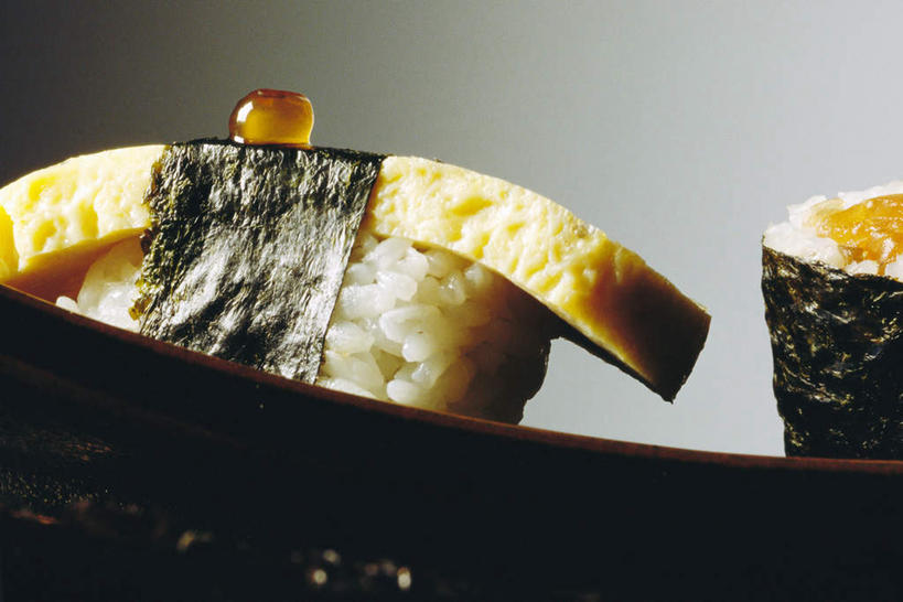 米饭,寿司,无人,横图,室内,特写,白天,仰视,烹饪,灰色背景,鱼卵,日本料理,料理,食品,饭,鱼籽,菜肴,美食,食物,日式料理,日式,摄影,佳肴,影棚,五谷,醋饭,四喜饭,烹调用具,海产,彩图,低角度拍摄,影棚拍摄,拍摄