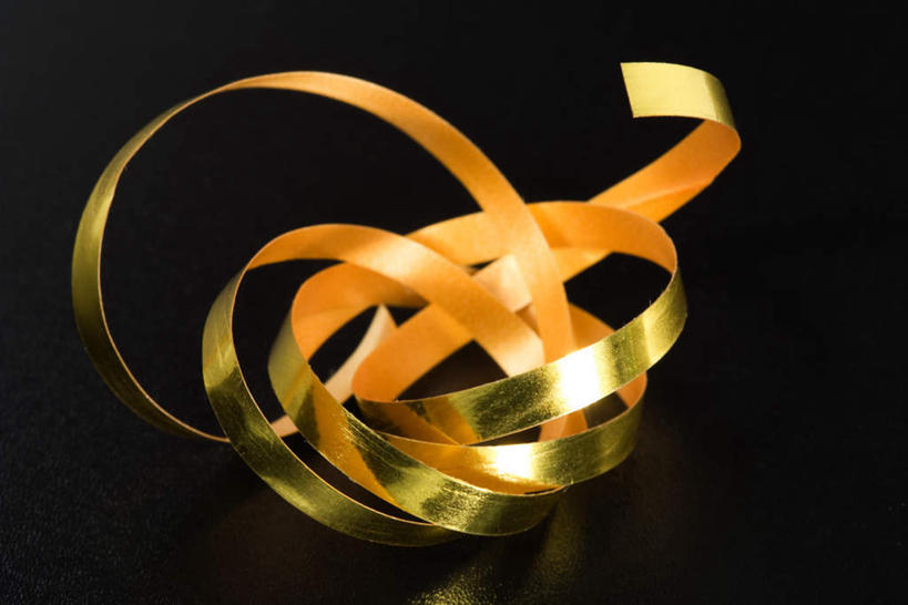 无人,横图,俯视,室内,特写,白天,静物,蜷缩,黑色背景,缠绕,丝带,绸带,黄色,彩带,摄影,影棚,彩图,高角度拍摄,影棚拍摄,拍摄