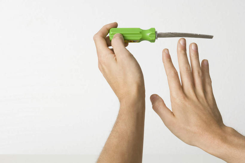 西方人,手,指甲,一个人,横图,室内,特写,白天,白色背景,欧洲,欧洲人,双手,仅一个男性,仅一个人,工具,仅一个年轻男性,一个,背面,手部,摄影,影棚,单个,锯子,男人,男性,年轻男性,白种人,手指甲,半身,彩图,影棚拍摄,拍摄